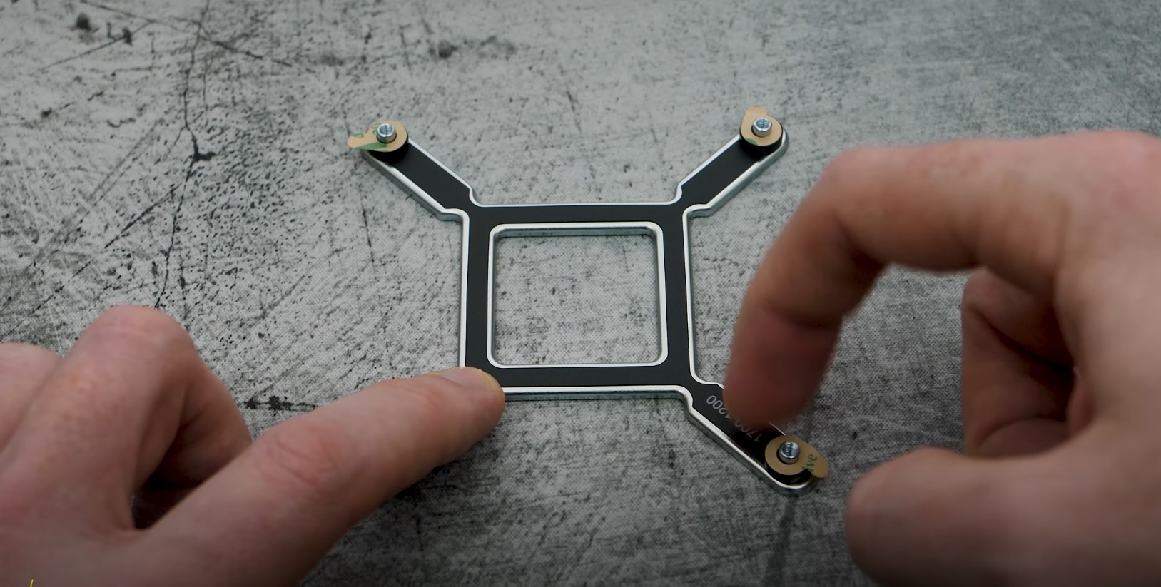 instalação de bloqueio de água em lga 1700_prep_backplate_standoffs.jpg