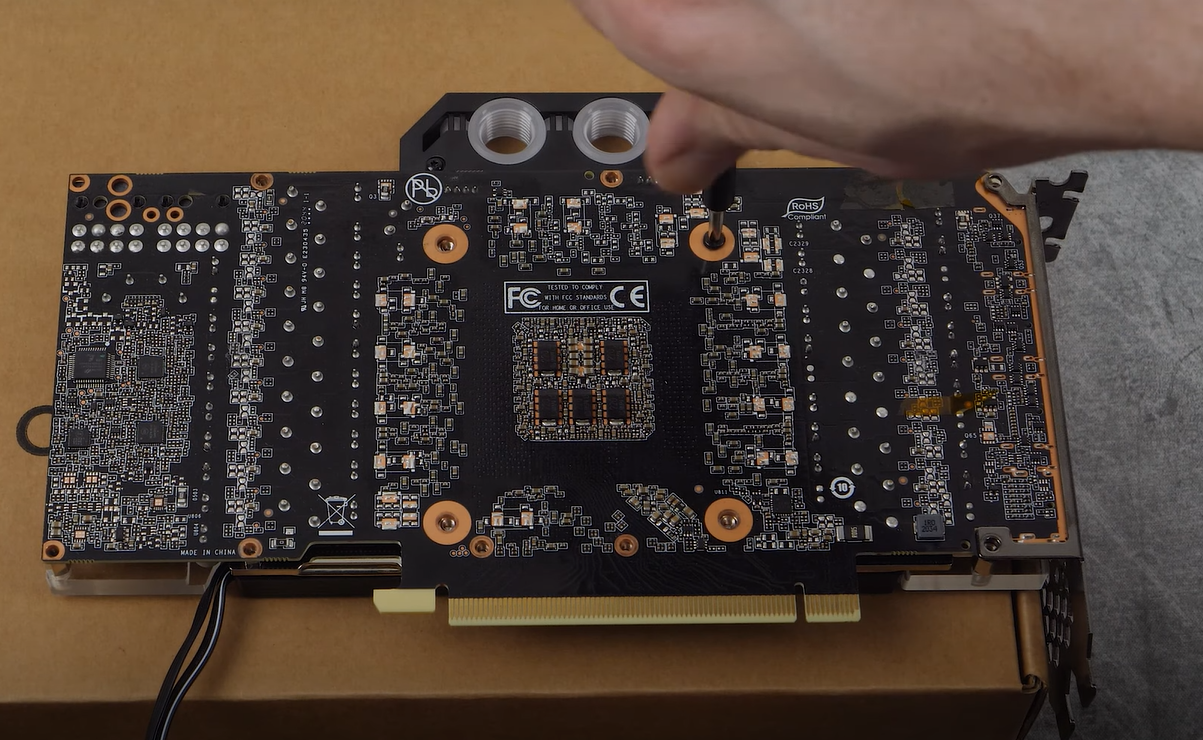 xg5_-_mounting_graphics_card_to_water_block.png