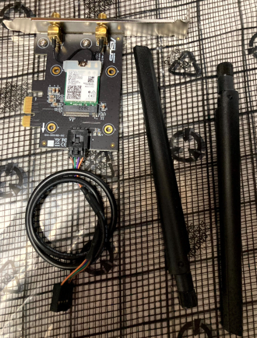 Wireless network card with antennas and cables.