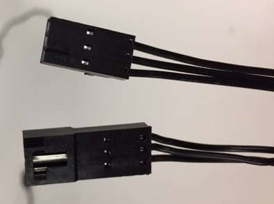Två svarta elektriska kontakter med ledningar.