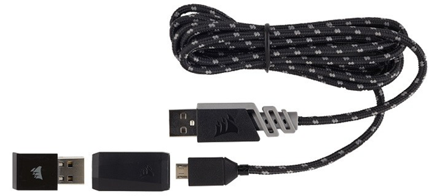 USB-kabel med kontakter och flätad design.