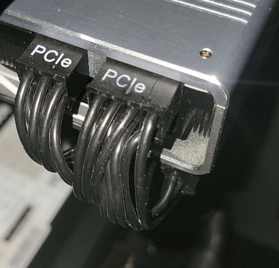 PCIe-strömkablar anslutna till en enhet.